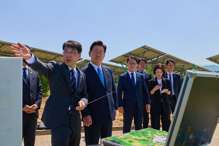 <b>이 대통령</b> "<b>농어촌기본소득</b>, 정치적 논쟁거리 돼 안정성 부족…'현장 안...