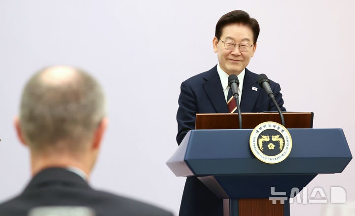 이 대통령 "높은 업무 강도로 <b>링거</b> 맞으며 코피 터지는 해외<b>순방</b>…아는...