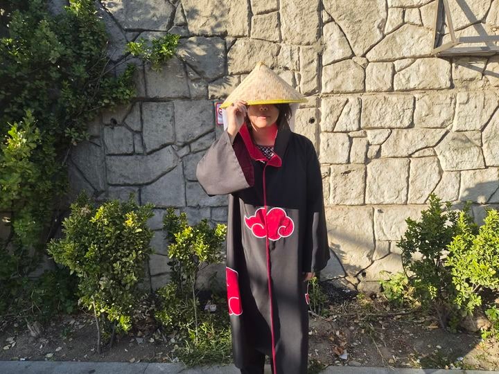 [서울=뉴시스] 조수원 기자 = 핼러윈 당일인 31일 서울 용산구 이태원역 일대는 일찌감치 코스프레를 준비한 시민들이 하나둘 모여들며 축제 분위기가 달아오르고 있다. 사진은 일본 애니메이션 '나루토'의 등장인물 이타