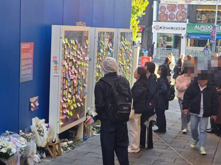 [서울=뉴시스] 조수원 기자 = 핼러윈 당일인 31일 서울 용산구 이태원역 일대는 코스프레를 준비한 시민들이 하나둘 모여들며 축제 분위기가 달아오르는 가운데 참사가 발생했던 골목 '기억과 안전의 길'에는 추모객들의 
