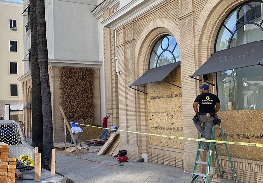 가림막 친 美명품거리… “대선 소요사태 막아라”