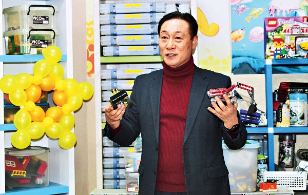 장윤제 청림교회 목사가 5일 경기도 광주 송정동 교회의 ‘레고방’에서 블록 장난감을 들고 있다. 광주=강민석 선임기자