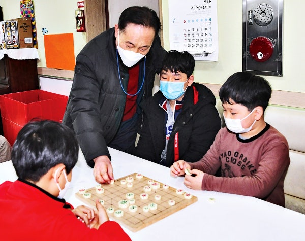 장윤제 목사가 교회 2층에 있는 지역아동센터에서 아이들과 함께 장기를 두는 모습. 광주=강민석 선임기자