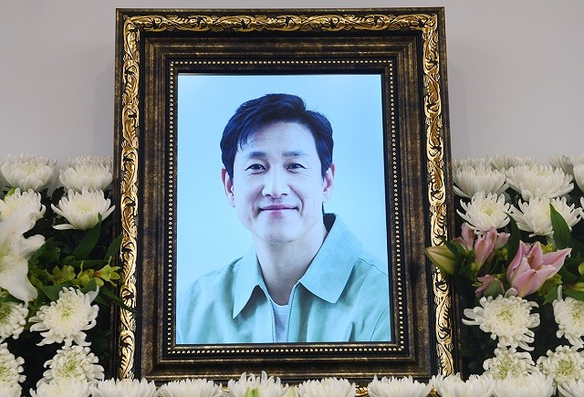 이선균 빈소 찾은 조정석 눈물…<b>조진웅</b>, 몸도 못 가눠