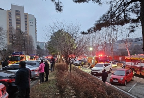 <b>군포 아파트</b> 불…“50대 남편 사망, 아내 중태” 자녀 대피