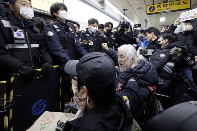 전장연, <b>새해</b> 첫 출근길 시위…“오 시장 대화 없으면 22일 재개”