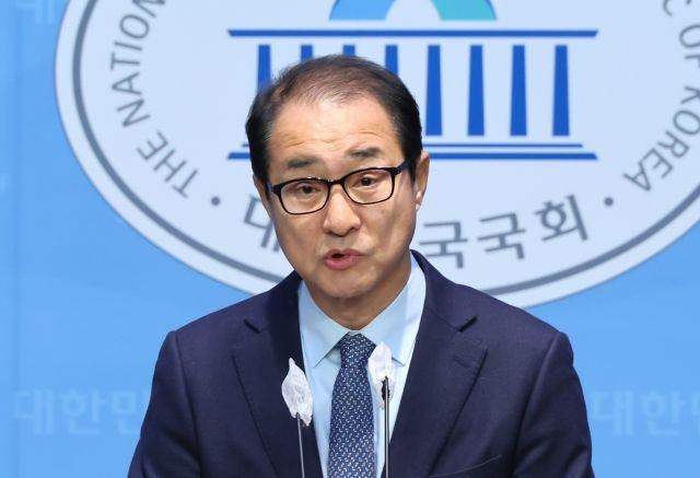 檢, ‘민주당 <b>돈봉투</b> 수수’ <b>이성만</b> 의원 <b>불구속</b> 기소