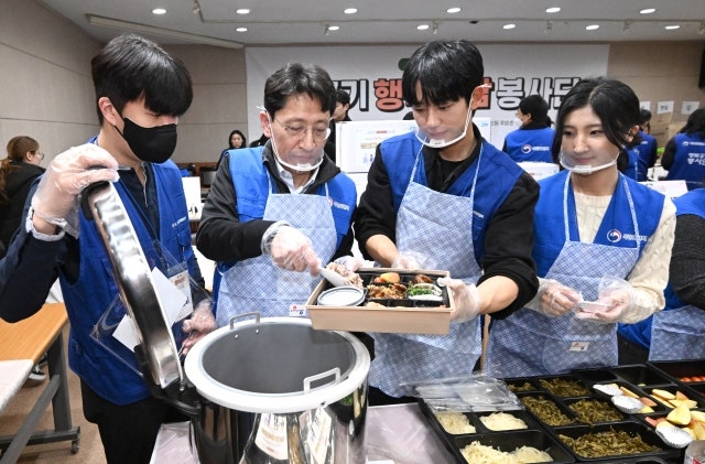 배우 <b>정해인</b>, 행봉공감봉사단과 쪽방촌 <b>도시락</b> 나눔