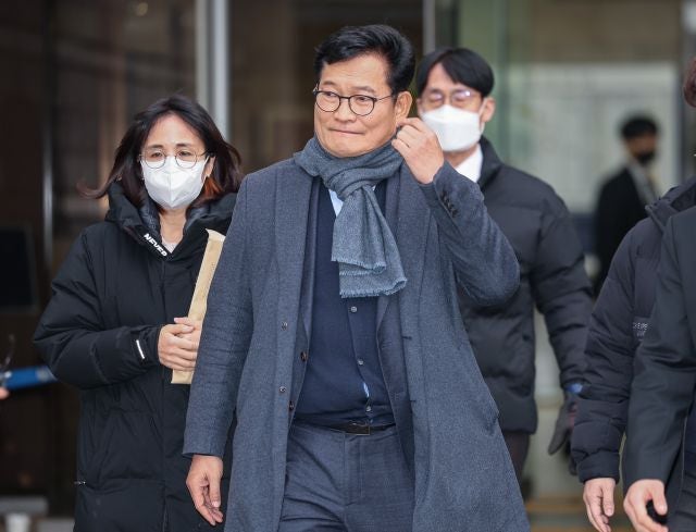 <b>송영길</b> “조국 구속 안 하는데 왜 나만…<b>정치</b>할 수 있게 해 달라”