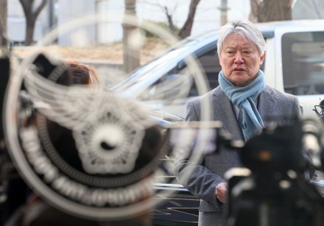 <b>노환규</b> 전 <b>의협회장</b> 경찰출석…“전공의 단체 접촉 없었다”