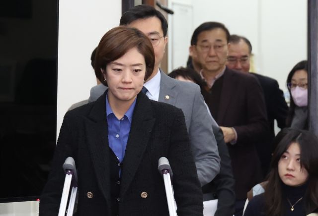 <b>고민정</b>, 최고위 <b>복귀</b>… “더 이상 역할없다” 사퇴 13일만