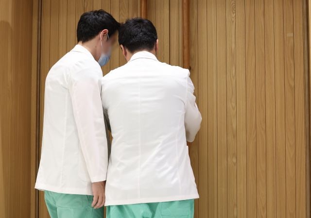 ‘팔은 안으로’ 의대<b>교수들</b> “<b>학생</b> 피해 발생시 정부에 책임 물을 것”