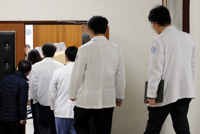 19개 의대 <b>교수</b>들 뭉쳤다…“15일까지 사직 여부 결정”