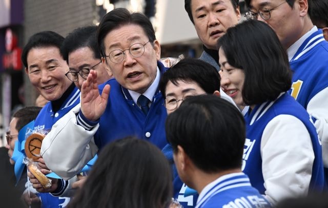 <b>이재명</b> “정봉주 발언, 엄중히 인식… 국민 눈높이서 볼 것”