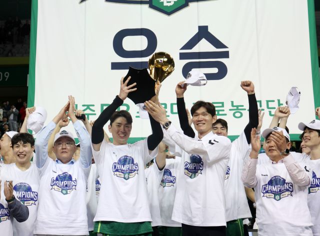 초보 <b>김주성</b> 감독 날았다…DB, 6년 만에 정규리그 우승