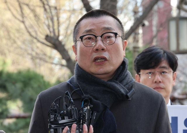 “수사관이 껌 뱉으라고”… <b>의협</b> 간부, ‘강압수사’ 호소