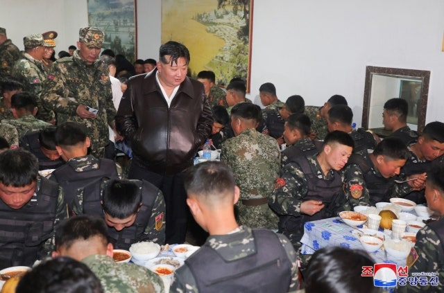 ‘6·25 서울 진입’ <b>탱크부대</b> 간 <b>김정은</b>…쌀밥 가득 [포착]