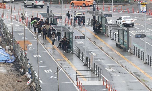 <b>버스</b> 정류장이 텅텅…<b>서울버스</b> 파업에 출근길 시민들 ‘패닉’