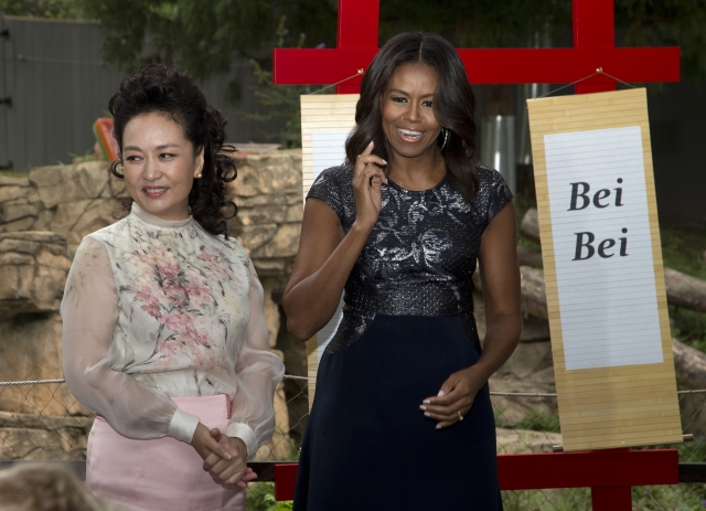 시진핑 중국 국가 주석의 부인 펑리위안 여사가 지난 2015년 9월 25일 미국 방문 기간 중 미셸 오바마 여사와 함께 워싱턴 D.C 스미소니언 국립동물원에서 태어난 판다(베이베이)의 이름을 공개하는 행사에 참석했다