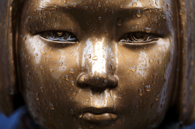 2021년 서울 종로구 일본대사관 앞 평화의 소녀상에 빗물이 흘러내리고 있다.뉴시스
