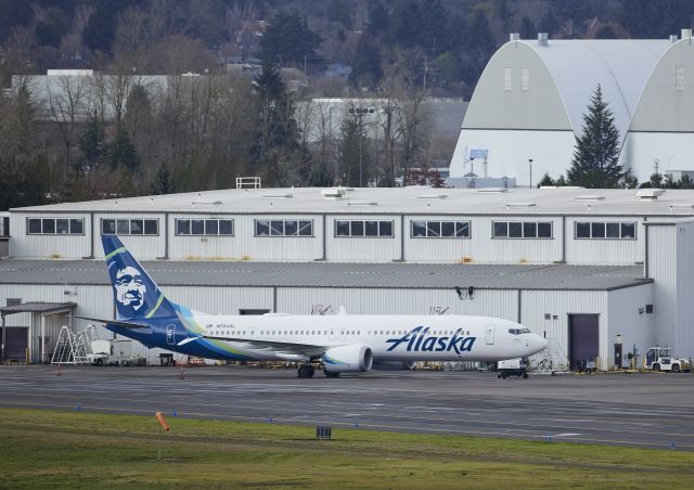 알래스카 항공 소속 보잉 737-맥스9 여객기가 6일(현지시간) 정비를 위해 미국 오리건주 포틀랜드 국제공항에 대기하고 있다. AP연합뉴스 
