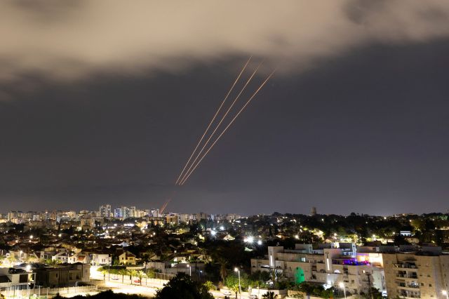 이스라엘 대공 방어체계 아이언돔이 14일(현지시간) 새벽 아슈켈론 상공에서 이란 무장 드론을 요격하고 있다. 로이터연합뉴스