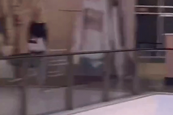 13일(현지시간) 호주 시드니의 한 쇼핑센터에서 흉기 난동범을 잡기 위해 달려가는 에이미 스콧 경위. 엑스 캡처