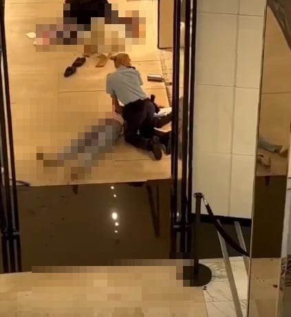 13일(현지시간) 호주 시드니의 한 쇼핑센터에서 흉기 난동범을 제압한 뒤 피해자에게 CPR을 실시하는 에이미 스콧 경위. 엑스 캡처