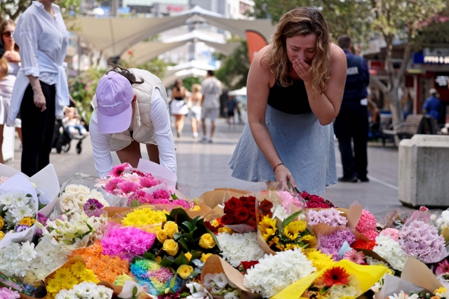 호주 시민들이 14일 사건이 발생한 웨스트필드 쇼핑몰에 꽃을 두며 희생자들을 추모하고 있다. AFP연합뉴스
