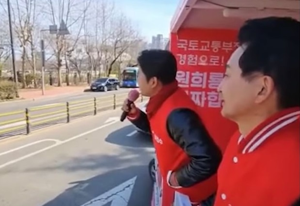 지난달 31일 인천 계양구에서 선거운동을 하던 원희룡 인천 계양을 국민의힘 후보의 후원회장인 이천수씨가 유세 도중 한 시민과 말다툼을 벌이는 모습.유튜브 잼며든다 캡처
