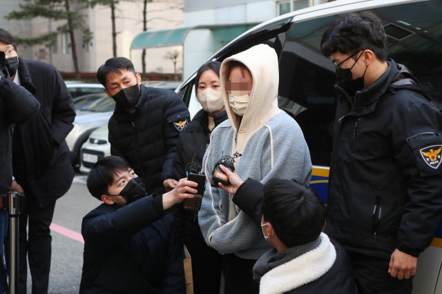 15개월 된 딸을 방치해 숨지게 하고 시신을 김치통에 보관한 친모가 2022년 12월 구속 전 피의자심문을 위해 의정부지법에 들어가고 있다. 연합뉴스