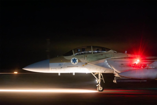 이스라엘 공군의 F-15I 라암 전투기가 지난 13일 밤(현지시간) 이란의 드론·미사일을 요격하기 위해 공대공미사일을 장착하고 이륙을 준비하고 있다. AFP연합뉴스