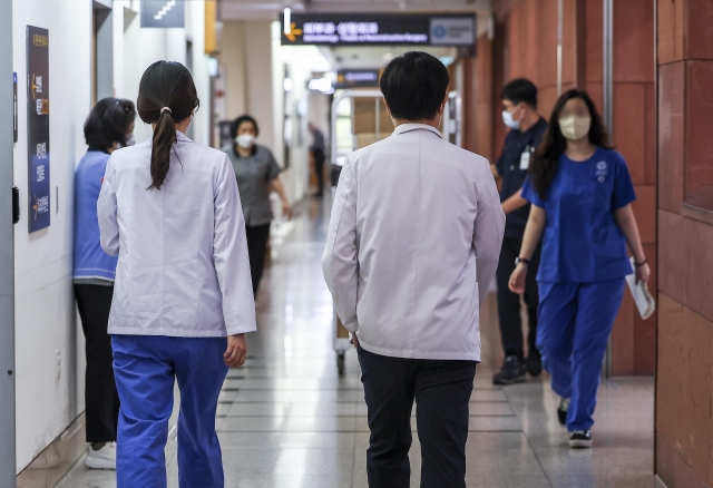 지난 8일 서울시내 대학병원에서 의료진이 이동하고 있다. 뉴시스