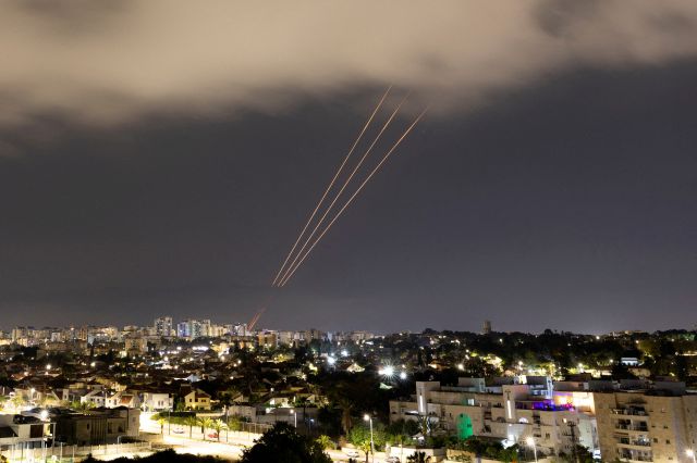 지난 13일(현지시간) 이스라엘 예루살렘에서 이란의 공중 공격에 대한 이스라엘 미사일 방어 시스템이 작동하고 있다., 로이터연합뉴스 