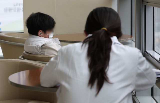 지난달 29일 오후 서울 시내 한 대형병원에서 한 의사와 내원객이 휴식을 취하고 있다. 기사와 상관 없는 참고 사진. 연합뉴스