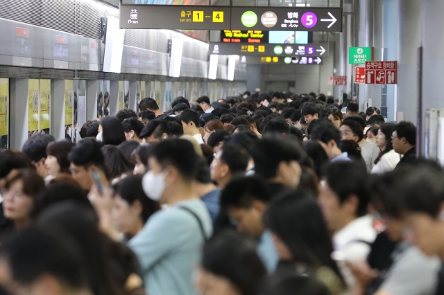 2023년 7월 6일 서울 강서구 지하철 김포공항역에서 직장인들이 열차를 기다리고 있다. 뉴시스