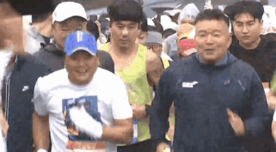 이봉주가 지난 21일 열린 ‘제28회 삼척 황영조 국제마라톤대회’에 참가해 뛰고 있다. MBN 캡처