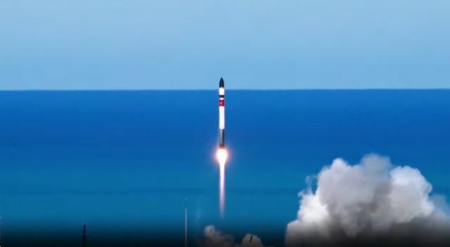 초소형 군집위성 1호기를 탑재한 미국 우주기업 로켓랩의 발사체 '일렉트론'이 한국시간 24일 오전 7시 32분(현지 시각 24일 오전 10시 32분) 뉴질랜드 마히아 발사장에서 발사되고 있다. 로켓랩 유튜브 캡처, 