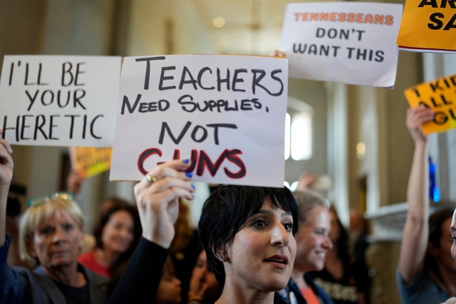 23일(현지시간) 미국 테네시주 입법회의에서 교사들의 학교 내 무장을 허용하는 법안이 통과된 뒤 하원 회의장 밖에 모인 사람들이 시위를 벌이고 있다. AP연합뉴스