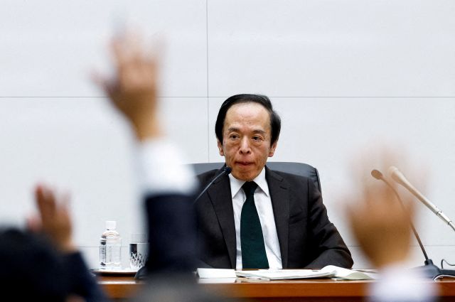 우에다 가즈오 일본은행 총재가 지난달 19일 도쿄 본관에서 금융정책결정회의를 마친 뒤 기자회견에서 질문을 받고 있다. 로이터연합뉴스