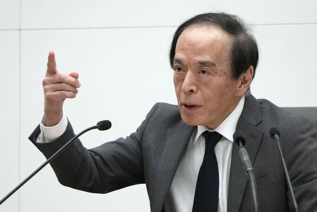 우에다 가즈오 일본은행 총재가 26일 도쿄 본관에서 금융정책결정회의를 마친 뒤 기자회견을 하고 있다. EPA연합뉴스