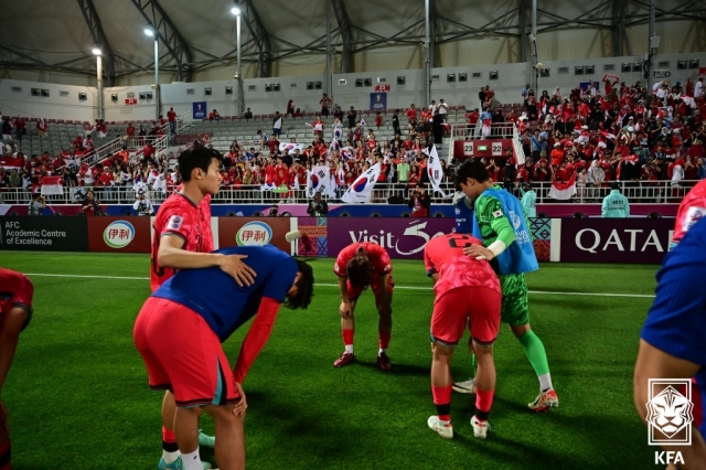 26일(한국시간) 카타르 도하 압둘라 빈 칼리파 스타디움에서 열린 2024 아시아축구연맹(AFC) 23세 이하(U-23) 아시안컵 8강 한국과 인도네시아의 경기에서 승부차기 끝에 인도네시아에 패한 선수들이 낙담하고 