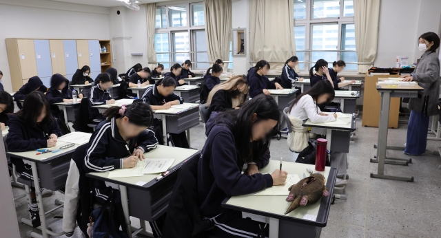 기사의 이해를 돕기 위한 이미지. 기사 내용과 직접 관련이 없습니다. 2025학년도 대학수학능력시험 대비 3월 전국연합학력평가가 시행된 지난달 28일 서울 강남구 개포고등학교에서 수험생들이 시험 준비를 하고 있다. 