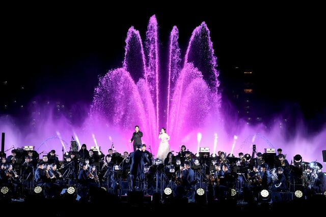 2024고양국제꽃박람회 개막 축하쇼에서 공연하는 소프라노 이상은, 테너 임덕수와 윈드오케스트라의 하모니. 고양시 제공