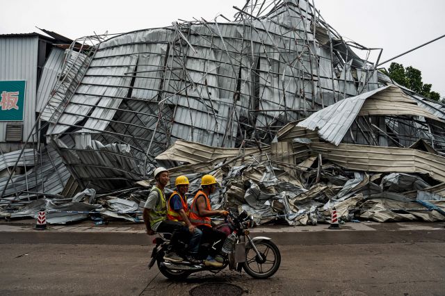 중국 남부 광저우시에서 28일 발생한 토네이도로 무너진 건물. AFP연합뉴스