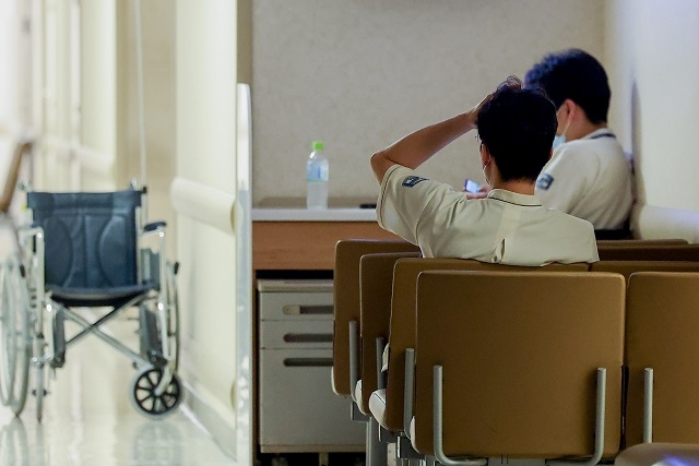  의정 갈등이 이어지고 있는 28일 오전 서울 시내 한 대형병원에서 의료진이 앉아 있다. 연합뉴스