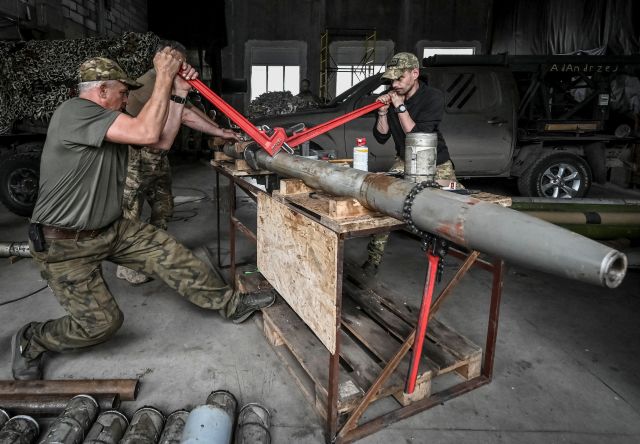 60대 이상 남성 자원봉사자로 구성된 우크라이나 기동포병대 ‘초원의 늑대들’ 대원들이 26일(현지시간) 소형 다연장로켓(MLRS) 제작을 위해 BM-21 그래드 MLRS 포탄을 분해하고 있다. 로이터연합뉴스