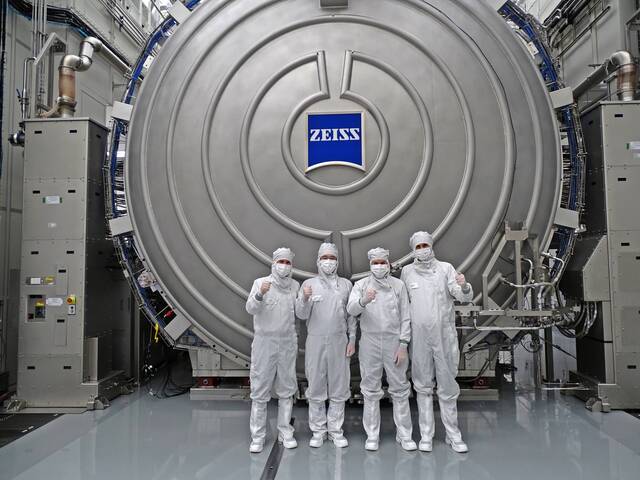 26일(현지시간) 독일 오버코헨 자이스 본사를 방문한 이재용 삼성전자 회장(왼쪽 두번째)이 최신 반도체 장비를 살펴본 뒤 칼 람프레히트 자이스그룹 CEO(왼쪽 세번째), 안드레아스 페허 자이스 SMT CEO(왼쪽 첫