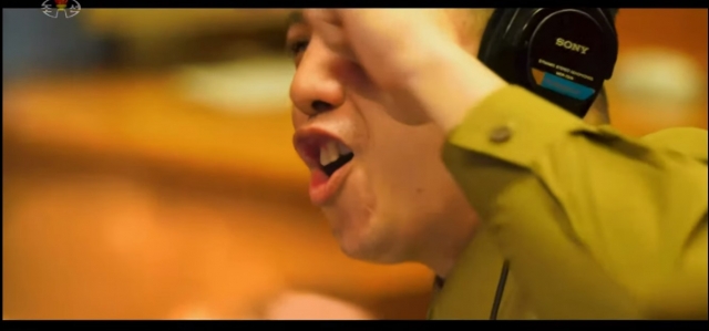 뮤직비디오 '친근한 어버이'에 소니 마크가 찍혀있는 헤드폰이 등장했다. 조선중앙TV 