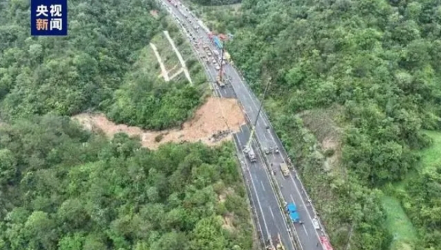 중국 광둥성의 한 고속도로 노반이 1일 붕괴된 모습. 중국중앙방송 캡처